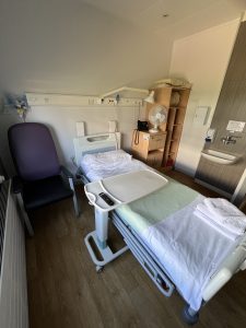 Amenity bed, room overview