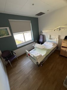 Amenity bed 1 showing 2 visitor chairs
