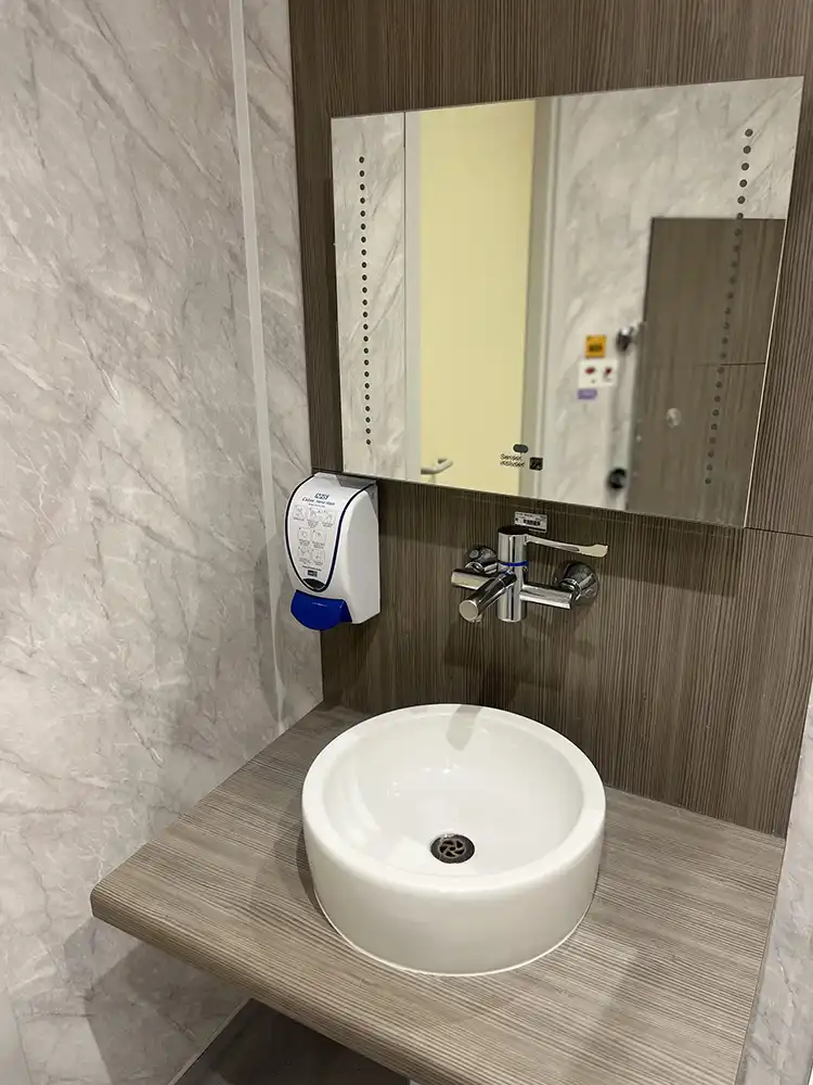 Amenity Room | Ensuite Sink | Parkside Suite Wexham