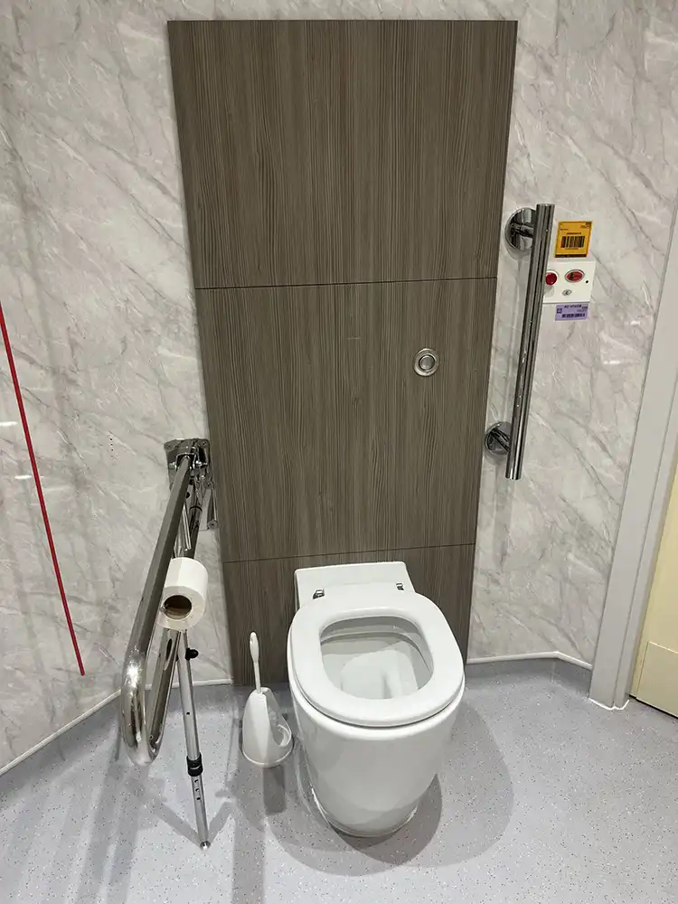 Amenity Room | Ensuite Toilet | Parkside Suite Wexham